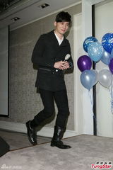 组图：温升豪35岁生日圆歌手梦 唱新歌回馈歌迷