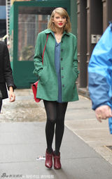 组图：斯威夫特红唇美艳 绿外套搭黑丝色调养眼