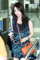 组图：韩星南圭丽亮相机场来沪参加活动