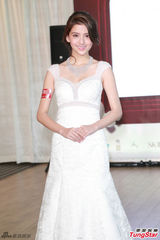 组图：吴千语穿婚纱亮相 妆容精致甜美妩媚