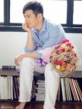 组图：严屹宽居家写真 俊美侧颜演绎文艺暖男