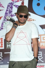 组图：陈绮贞结婚无着落 张震岳猛健身晒成黑炭