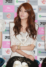 组图：少女时代记者会 成员白色蕾丝装性感亮相