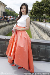 高清图：全智贤亮相巴黎公主裙与倪妮J.Lo撞衫