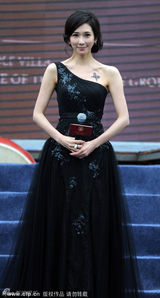 组图：林志玲捞金笑容甜美 裸露香肩秀蝴蝶纹身