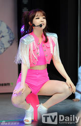 组图：GirlsDay突袭明洞办演唱会施展性感魅力