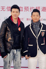 组图：高仁现身无偿献血车 呼吁网友传递爱心