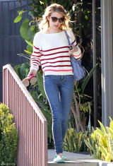 高清图：艾玛-罗伯兹街拍LOOK条纹毛衣搭牛仔裤