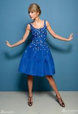 组图：泰勒为《机遇》写歌 露沟写真俏丽典雅