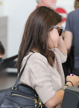 组图：赛琳娜-戈麦斯和比伯现身机场