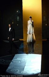 组图：休-杰克曼与安妮-海瑟薇等主创献唱