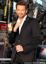 组图：《铁甲钢拳》伦敦首映 休-杰克曼比划拳脚