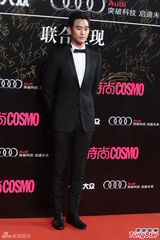 组图：金泰熙赴沪站台似公主 金秀贤正装笔挺