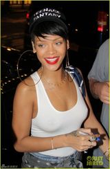 组图：蕾哈娜清凉小背心开心透两点