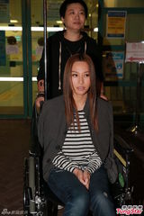 组图：徐子珊踩地上水渍跌倒 挫伤尾龙骨坐轮椅