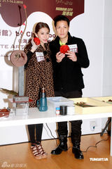 幻灯组图：丁子高情人节陪家人 杨千嬅虎年暂不添丁