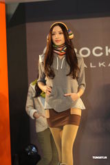 组图：甄子丹帅气代言 名模白歆惠热辣走秀