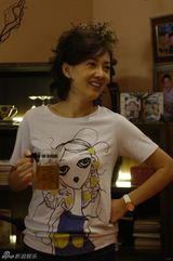 高清图：“大衣门”后玩制服诱惑 牛莉争当乐活女王