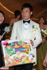 组图：钱嘉乐婚礼秀BB玩具 与汤盈盈接受采访