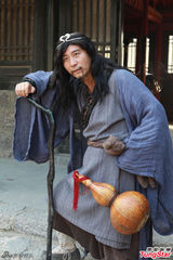 组图：赵毅《蓬莱八仙》演铁拐李逗笑众人