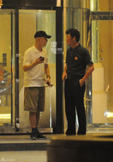 独家：葛优会友吃饭 酒店门口抽雪茄热聊