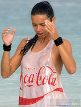 组图：巴西超模利马真空湿身 双乳荡漾轮廓尽显