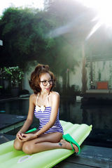 组图：38岁韩星黄慧英比基尼写真 身材匀称性感火辣