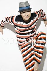 组图：何晟铭拍魅力写真 率性阳光真实自我