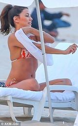 组图：伊娃比基尼当众“乔奶” 获神秘帅哥推油