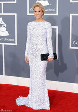 高清组图：凯莉-安德伍德性感亮相格莱美红毯