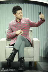 组图：《演说家》乐嘉拥吻清纯女大学生