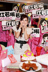 组图：江若琳庆生化身小甜姐 粉丝赠送玫瑰花求爱