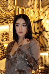 组图：秦岚拍戏归来狂吸金 自曝强势个性不会隐婚