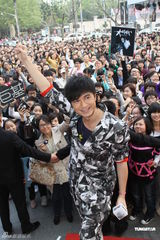 组图：古巨基上海签售新专辑 与粉丝近距离接触