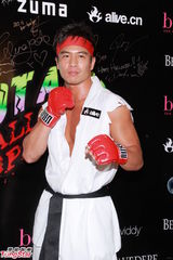 组图：香港明星欢庆万圣节 安志杰化身街霸阿龙