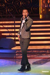 组图：群星为慈善献唱 林峰风沙磨皮关心妍上围缩水