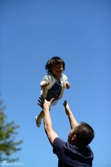 组图：赵子琪路金波拍温馨亲子照 女儿萌态出镜