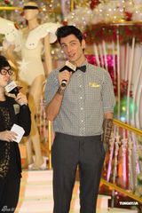 组图：钢琴家马克西姆-姆尔维察谱奏响圣诞序曲