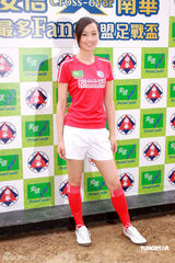 幻灯图：陈法拉变身足球宝贝 着球服秀飒爽英姿