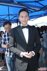 组图：张智霖签约将发翻唱辑 明年红馆开唱