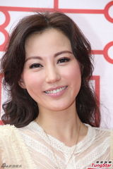 组图：刘心悠情人节甜美亮相 小男孩现场献吻