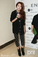 组图：李钟硕亮相时装周 f(x)Amber中性风帅气