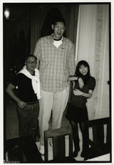 组图：好莱坞明星曝趣味写真 布莱切特托胸搞怪