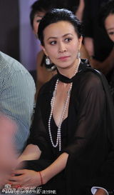 组图：刘嘉玲助阵杨澜新店开业 半秀香肩风情万种