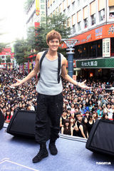 组图：吴克群新碟庆功会火爆 欲露腹肌答谢歌迷