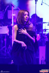 组图：白安首场个唱哽咽谢歌迷 新歌抢先曝光