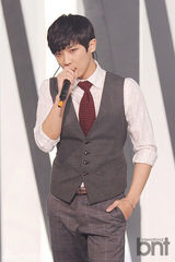 组图：MBLAQ等献艺《THE SHOW》 女歌手拼性感