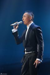 组图：歌狂黄龄脱鞋上阵 与李泉大秀默契