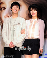 组图：韩佳人严泰雄等出席新片《建筑学概论》首映