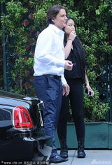 组图：杰克逊长子壮硕神似父亲 携神秘女见姑妈